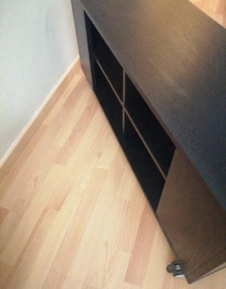 Mesa TV madera con ruedas IKEA