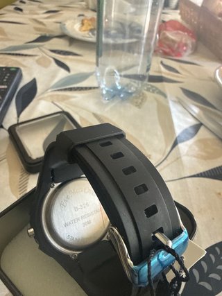 Reloj deportivo negro y multicolor