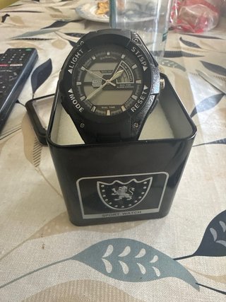 Reloj deportivo negro y multicolor