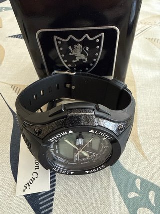 Reloj deportivo negro y multicolor