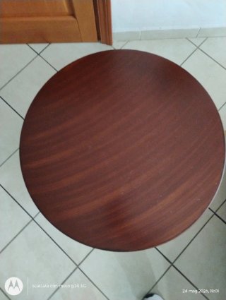 Tavolinetto in legno con dettagli oro