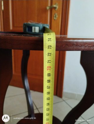 Tavolinetto in legno con dettagli oro