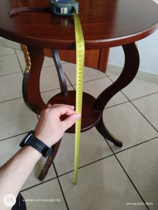 Tavolinetto in legno con dettagli oro