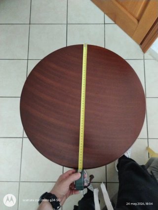 Tavolinetto in legno con dettagli oro