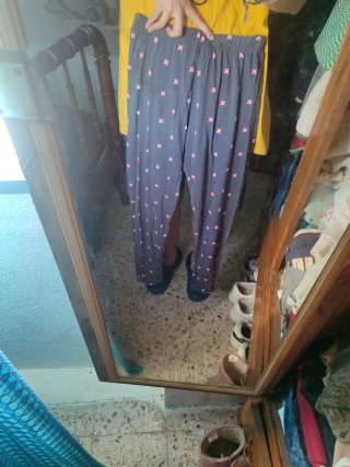 Pantalón pijama gris con estampado rosa