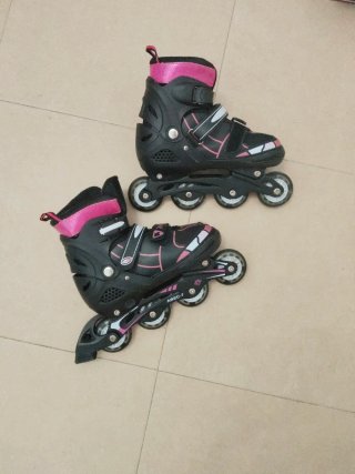 Patines en línea negros y rosas