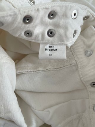 Pantalón blanco One Dilemma tachuelas