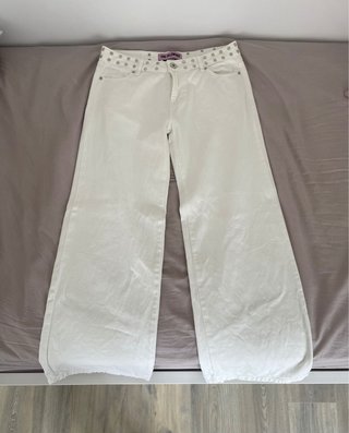 Pantalón blanco One Dilemma tachuelas
