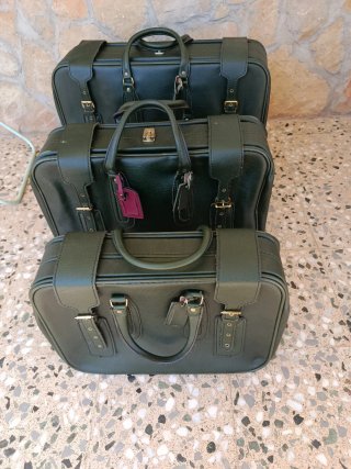 Maletas vintage verde con detalles dorados