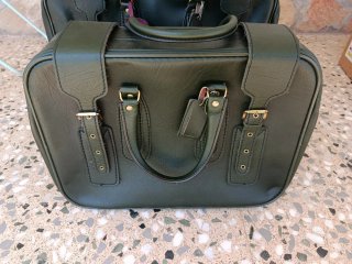 Maletas vintage verde con detalles dorados