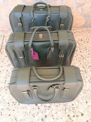 Maletas vintage verde con detalles dorados