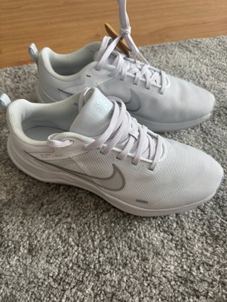 Zapatillas Nike Blancas y Plateadas