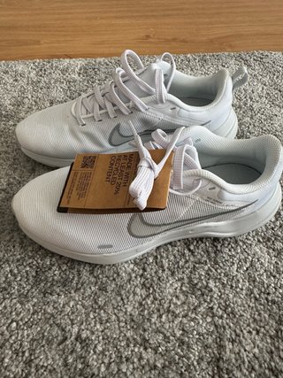 Zapatillas Nike Blancas y Plateadas