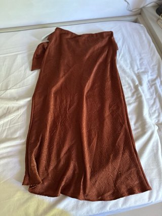 Falda midi Zara satén marrón Talla M