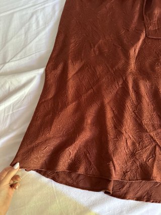 Falda midi Zara satén marrón Talla M
