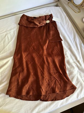 Falda midi Zara satén marrón Talla M