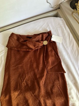 Falda midi Zara satén marrón Talla M