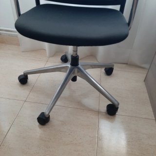 Silla de oficina ergonómica negra