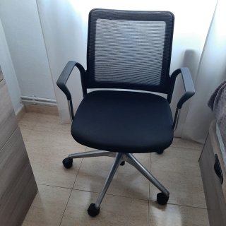 Silla de oficina ergonómica negra