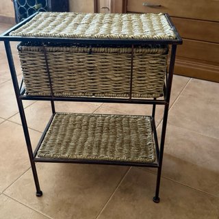 Mueble auxiliar forja y mimbre