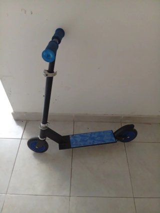 Patinete infantil negro y azul.