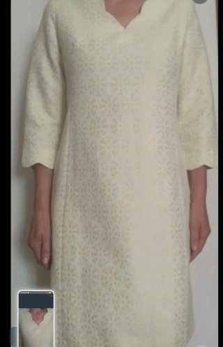 Vestido blanco y amarillo con estampado