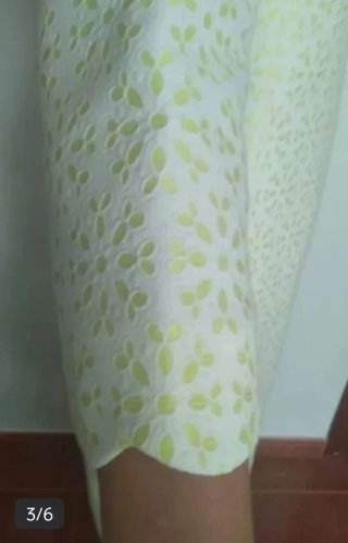 Vestido blanco y amarillo con estampado