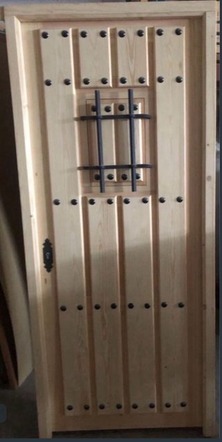 Puerta rústica de madera con reja