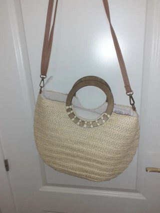 Bolso de paja con asas de madera y abalorios