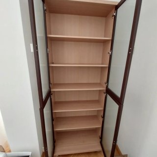 Muebles de salón con puertas de cristal