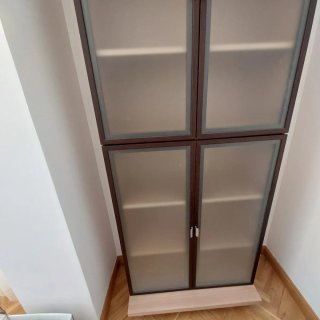 Muebles de salón con puertas de cristal