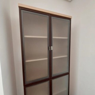 Muebles de salón con puertas de cristal