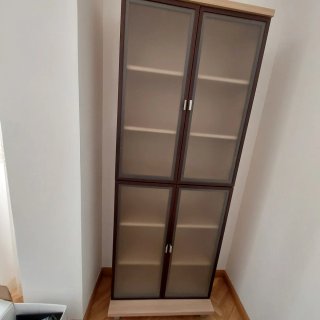Muebles de salón con puertas de cristal
