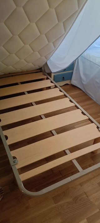 Dormitorio juvenil – 2 camas + mesilla + lámpara