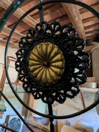 Cama de hierro forjado antigua