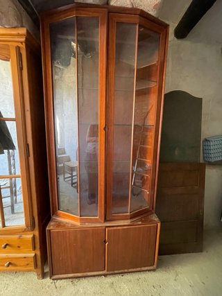 Vitrina esquinera de madera y cristal
