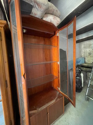 Vitrina esquinera de madera y cristal