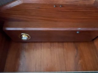 Vitrina esquinera de madera y cristal