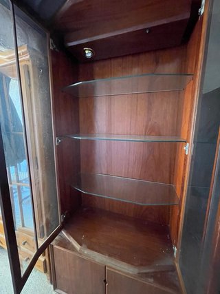 Vitrina esquinera de madera y cristal