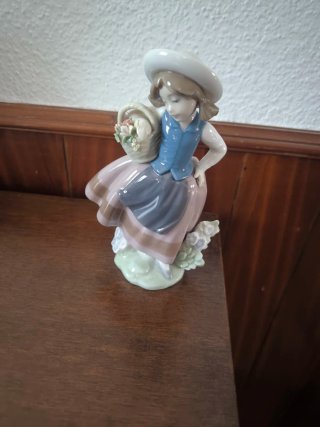 Figura Lladró Niña con Cesta 1983