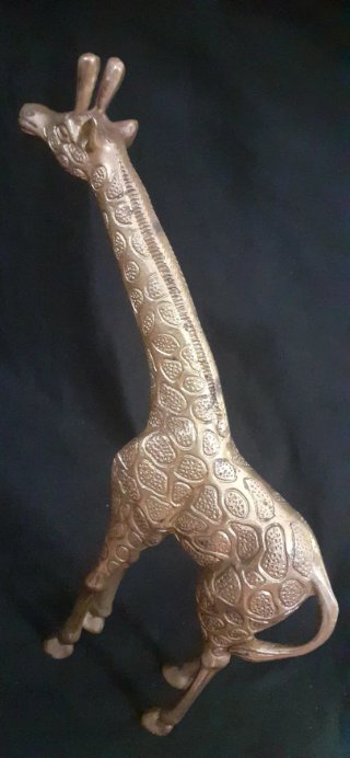 Jirafa antigua de bronce. Figura étnica africana.