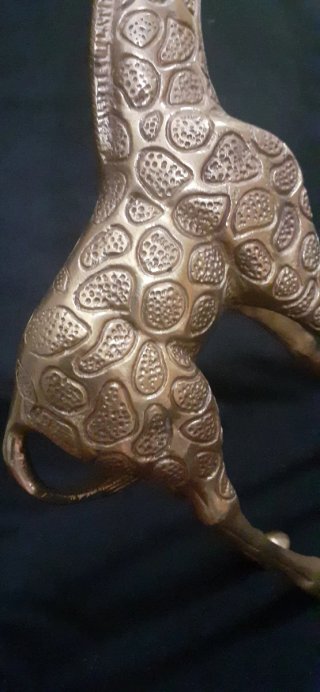 Jirafa antigua de bronce. Figura étnica africana.