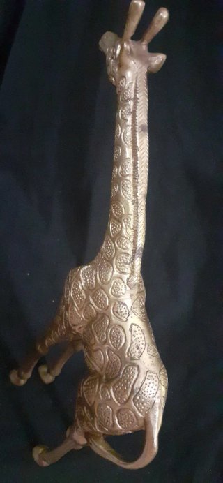 Jirafa antigua de bronce. Figura étnica africana.