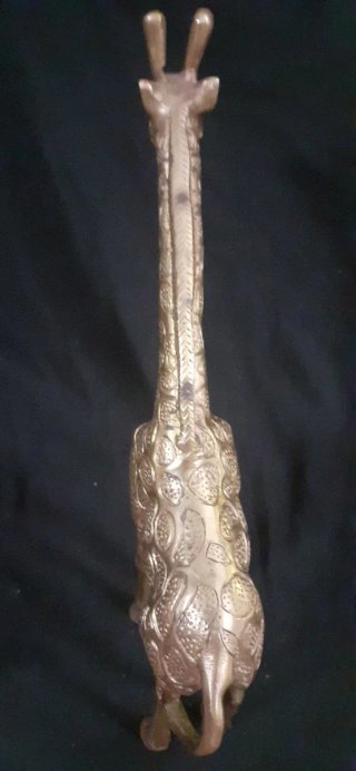 Jirafa antigua de bronce. Figura étnica africana.
