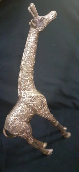 Jirafa antigua de bronce. Figura étnica africana.