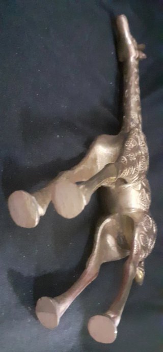 Jirafa antigua de bronce. Figura étnica africana.