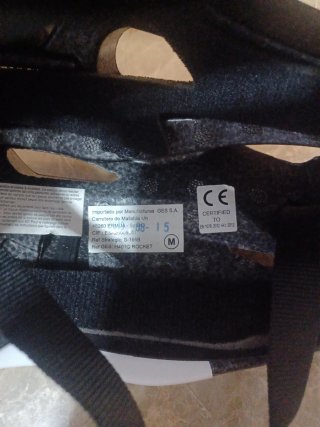 Casco de bicicleta negro y blanco