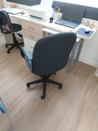 Silla de oficina ergonómica gris