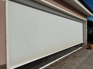 Toldo beige de tela para exterior