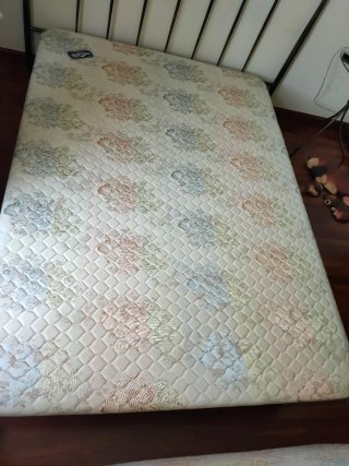 Juego de cama:cabecero, mesillas, somier y colchón